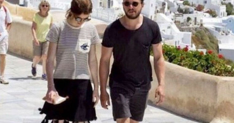 Το φωτογραφικό καλοκαίρι του Jon Snow στην Ελλάδα. Ο διάσημος ηθοποιός αγάπησε τη χώρα μας