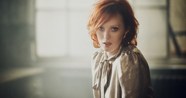 H Karen Elson ξέρει πώς να ετοιμαστείς για τη βραδινή σου έξοδο μέσα σε 3 λεπτά. Βίντεο - σεμινάριο