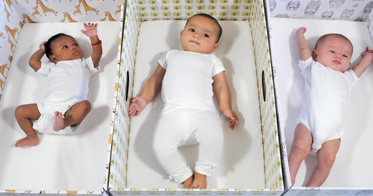 Τέλος στο μυστήριο: Να γιατί τα μωρά στη Φινλανδία κοιμούνται μέσα σε ένα χάρτινο κουτί