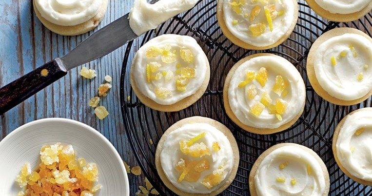 Τα φανταστικά και ελαφριά μπισκοτάκια με κρέμα λεμονιού είναι το γλυκό του Σαββατοκύριακου