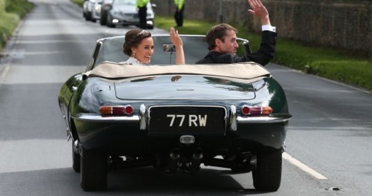 Just married: Η Πίπα Μίντλετον και ο Τζέιμς Μάθιους κάνουν βόλτα μέσα σε vintage Jaguar μετά το γάμο