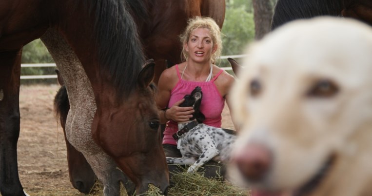 Η Νάνσυ άφησε την Αθήνα και ζει το δικό της παραμύθι σε ένα ράντσο με 8 άλογα στη βόρεια Εύβοια