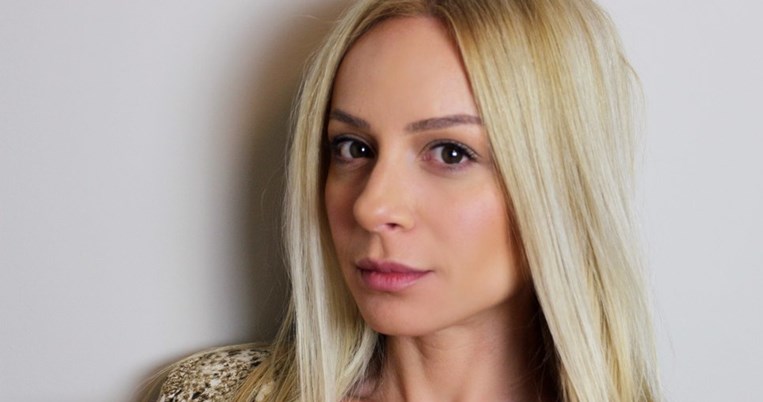 Η Ελληνίδα vlogger Gina σου δείχνει πώς να σχηματίσεις τέλεια τα φρύδια σου βήμα-βήμα σε ένα βίντεο 