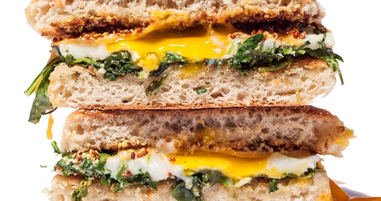 H Vogue σου δίνει τη συνταγή για το πιο μοδάτο, ελαφρύ και νόστιμο σάντουιτς για πρωινό 