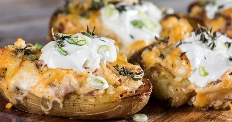 Πατάτες φούρνου με τυριά στο τσακ μπαμ. Μια συνταγή του Άκη Πετρετζίκη που τα σπάει 