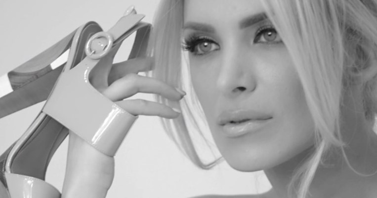 Η Κατερίνα Καινούργιου διαλέγει το αγαπημένο της ζευγάρι από την καλοκαιρινή συλλογή των NAK 