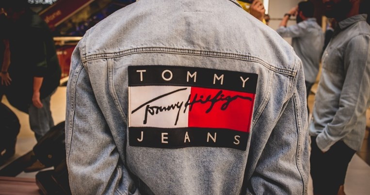 Στο The Mall Athens η Συλλογή Tommy Jeans 90’s για το καλοκαίρι 2017