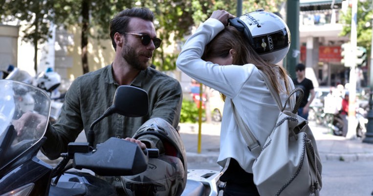 Η διαφορετική άφιξη της «μηχανόβιας» Έφης Αχτσιόγλου στα γραφεία του ΣΥΡΙΖΑ