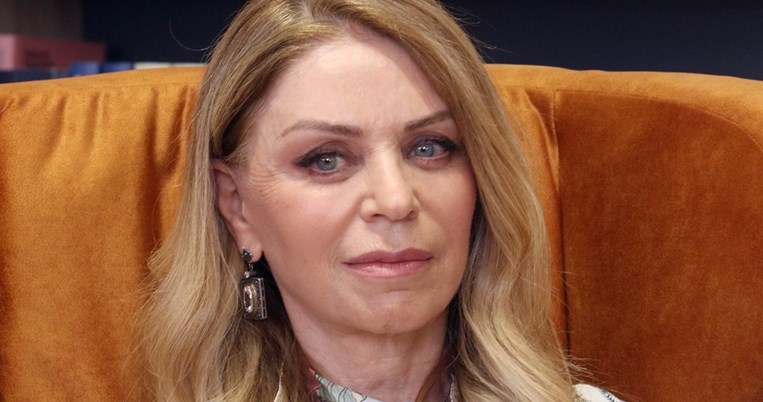 Το κίτρινο της πάει πολύ: H Έλλη Στάη και το στιλιστικό ρίσκο που τη δικαίωσε
