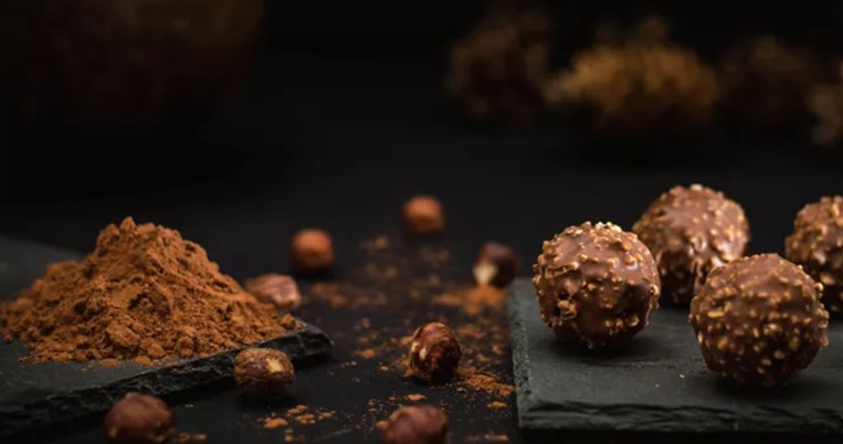Σου αρέσουν τα σοκολατάκια Ferrero Rosher; Φτιάξε μόνη σου την υγιεινή, σπιτική εκδοχή τους!