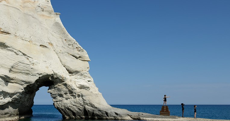 Ένα πανέμορφο, ελληνικό νησί πρωταγωνιστεί στη νέα καμπάνια του οίκου Louis Vuitton