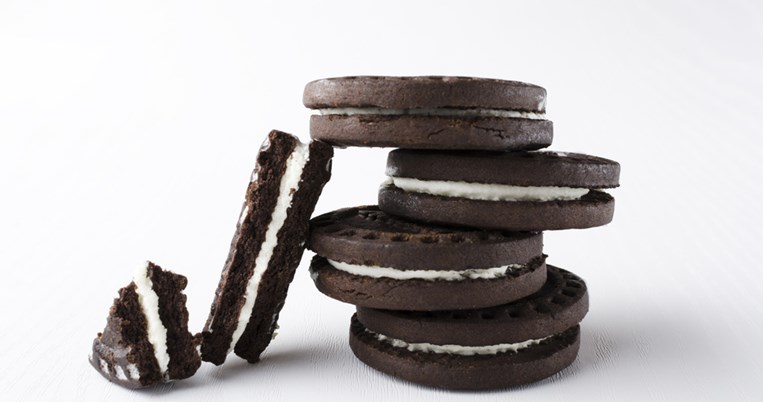 Συνταγή για σπιτικά μπισκότα τύπου Oreo χωρίς ζάχαρη και αλεύρι