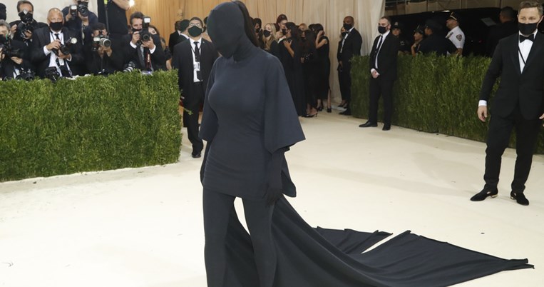 Προς υπεράσπιση του full face makeup της Kim Kardashian στο Met Gala 2021