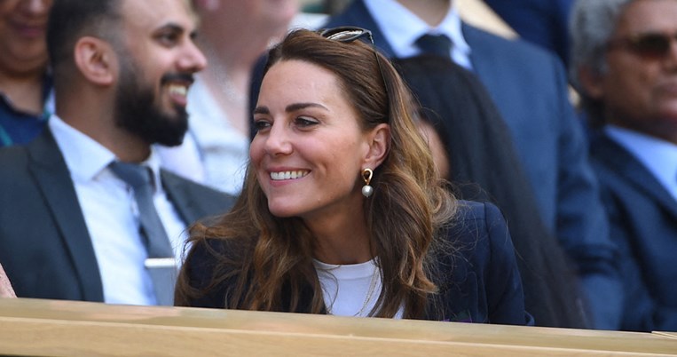 Η Κέιτ Μίντλετον με μία εμφάνιση που φέρνει στο μυαλό την παλιά, βρετανική αριστοκρατία