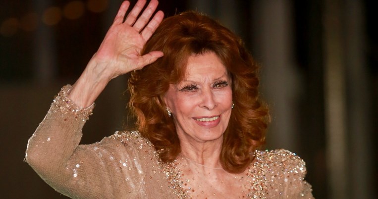Sophia Loren | H υπέροχη εμφάνιση της 87χρονης ηθοποιού στη βράβευσή της 