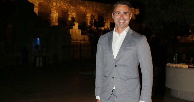 Ο Γιώργος Καπουτζίδης με την αδερφή του Κική, στο Ηρώδειο