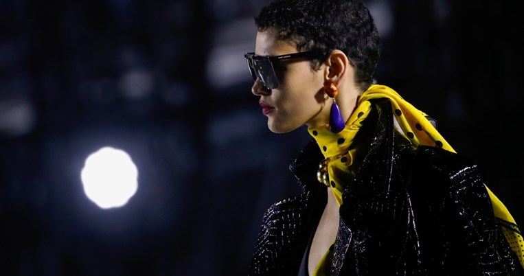 Γιατί η πασαρέλα του Saint Laurent στο Παρίσι σημαίνει την «αυγή» μίας νέας εποχής;