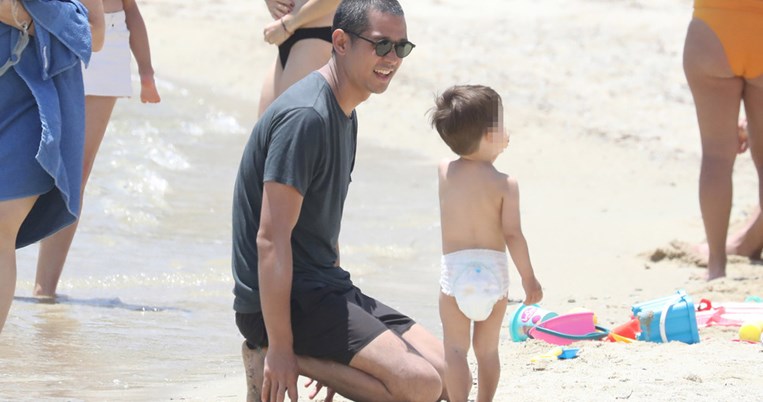 Ο Σωτήρης Κοντιζάς φωτογραφίζεται για πρώτη φορά με τον μικρότερο αδελφό του, Κοσμά