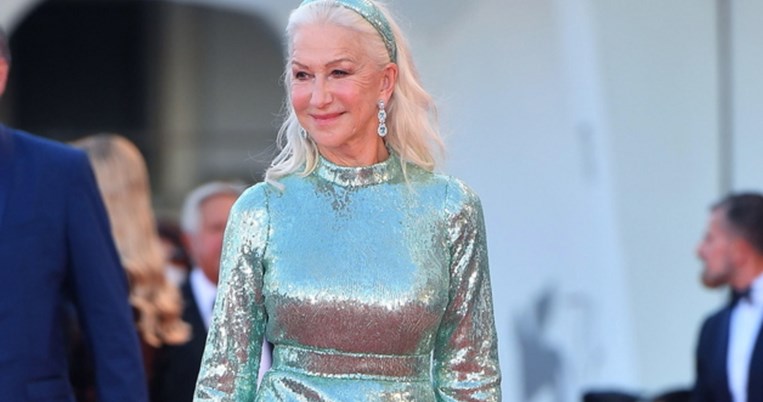 Η γυναίκα που ποτέ δεν γερνάει: H 76χρονη Έλεν Μίρεν αγέρωχη και πανέμορφη στην πασαρέλα 