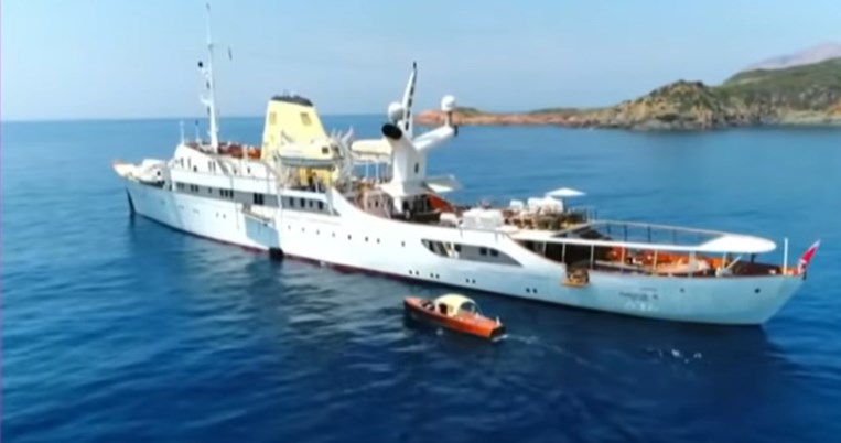 Η ιστορική «Χριστίνα», η πανέμορφη θαλαμηγός του Αριστοτέλη Ωνάση έχει αγκυροβολήσει στη Μύκονο