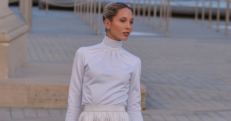 Η Μαρία Ολυμπία Γλίξμπουργκ με λευκό σύνολο στην Εβδομάδα Μόδας του Παρισιού