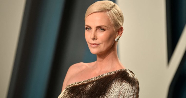 Το νέο κούρεμα της Charlize Theron είναι η απόλυτη τάση της σεζόν