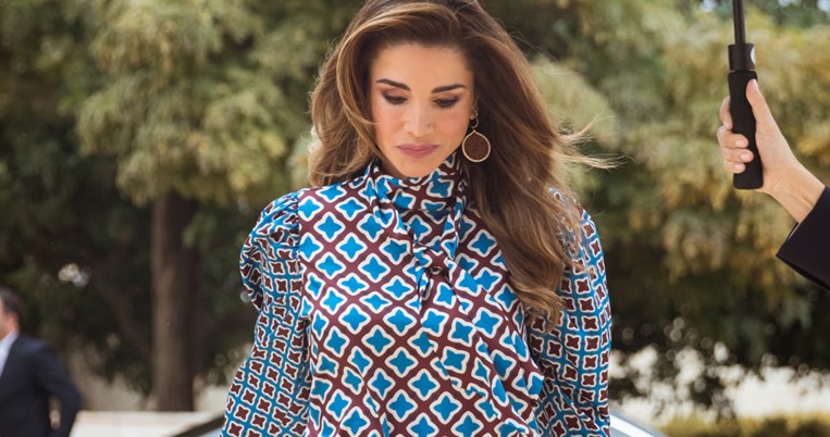 Με το πιο στιλάτο τζιν του χειμώνα: H βασίλισσα Ράνια της Ιορδανίας δείχνει την casual πλευρά της 