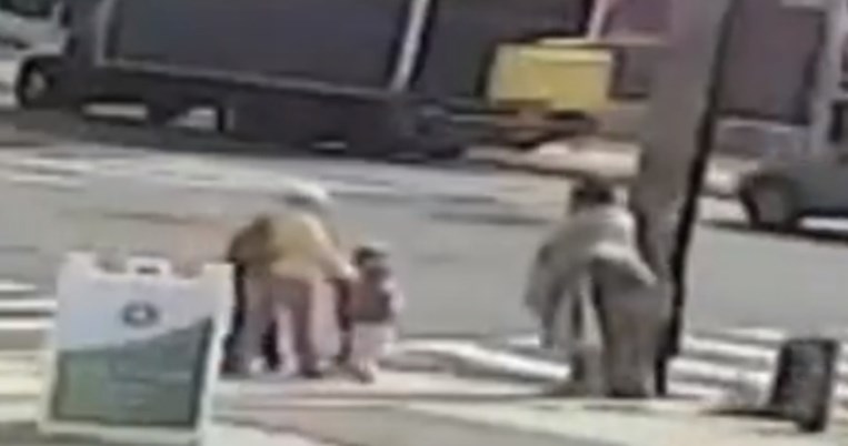 Το σοκαριστικό βίντεο που δείχνει άστεγο άντρα να αρπάζει ένα τρίχρονο κοριτσάκι από τη γιαγιά του