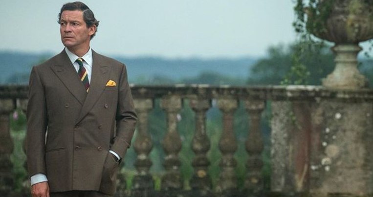 Ο Σπύρος Μπιμπίλας ως Γιάννης Λάτσης στο «The Crown». Η πρώτη φωτογραφία