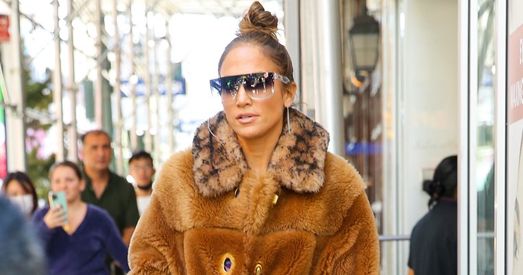 Ο hairstylist της JLo μάς δείχνει πώς να φτιάξουμε το χτένισμα που έχει γίνει viral στο Tik Tok