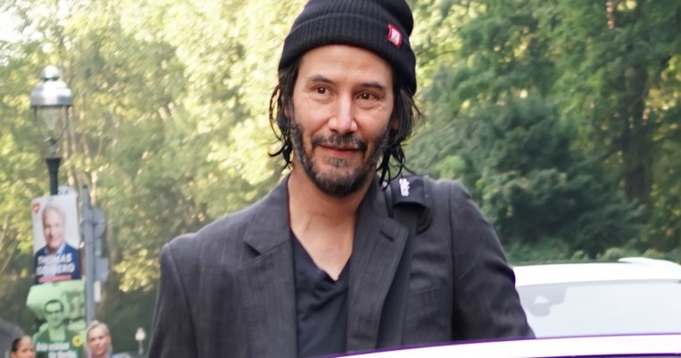 Ο Κιάνου Ριβς κουβαλάει μόνος του τον εξοπλισμό του συνεργείου στα γυρίσματα της νέας του ταινίας