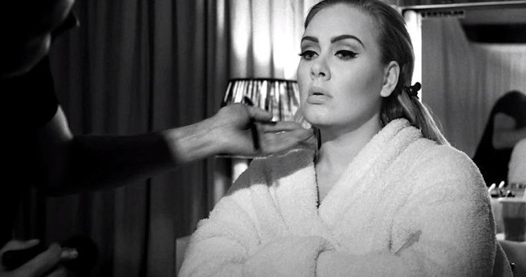 Γιατί όλοι μιλούν για την απίθανη εμφάνιση της Adele στο ραντεβού με τον νέο σύντροφό της ζωής της
