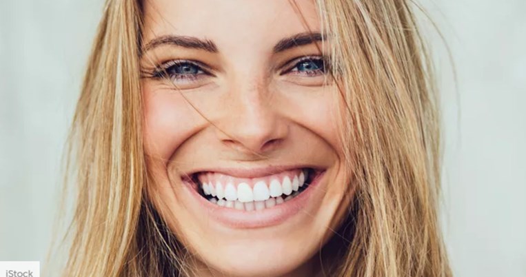 4 μικρά μυστικά μακιγιάζ που θα κάνουν το χαμόγελό σου να δείχνει ακόμα πιο λευκό και λαμπερό