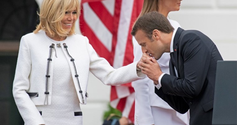 Emmanuel & Brigitte Macron: 14 χρόνια μαζί | Οι φωτογραφίες με τις πιο τρυφερές στιγμές του ζευγαριο