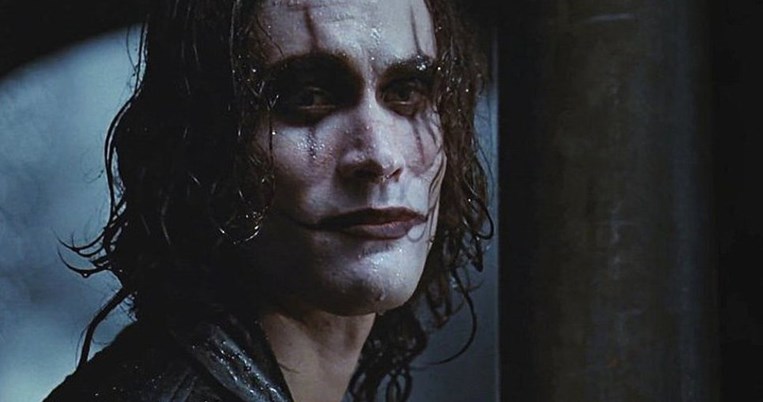 O τραγικός θάνατος του Brandon Lee που σκοτώθηκε από prop gun στα γυρίσματα του The Crow