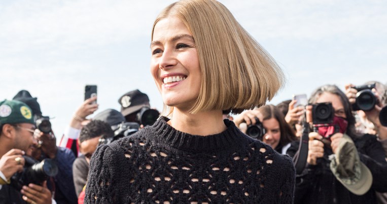 Η αιώνια νιότη: Τέσσερα χρώματα μαλλιών που αφαιρούν χρόνια (και προσθέτουν φρεσκάδα)