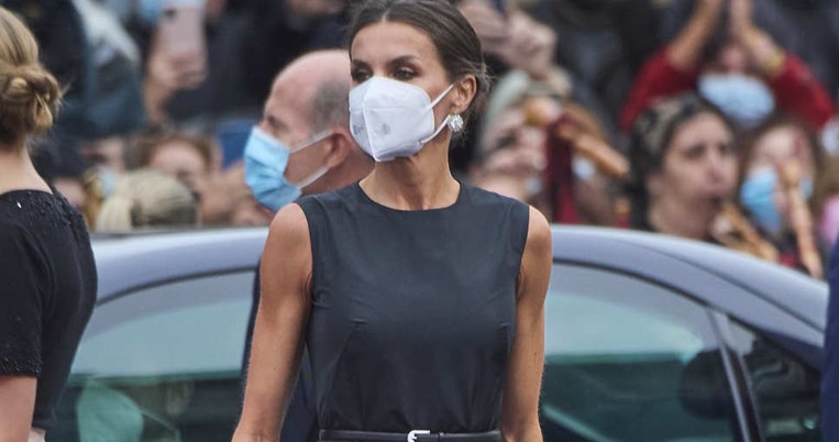 Η βασίλισσα Λετίθια φόρεσε το «μικρό μαύρο φόρεμα» που συνδυάζει τον ρομαντισμό με την κομψότητα