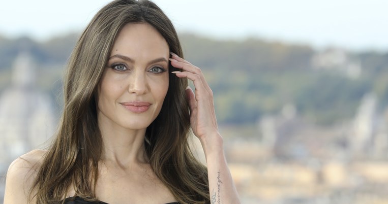 Η Αντζελίνα Τζολί μεταμφιέστηκε σε καμηλοπάρδαλη 