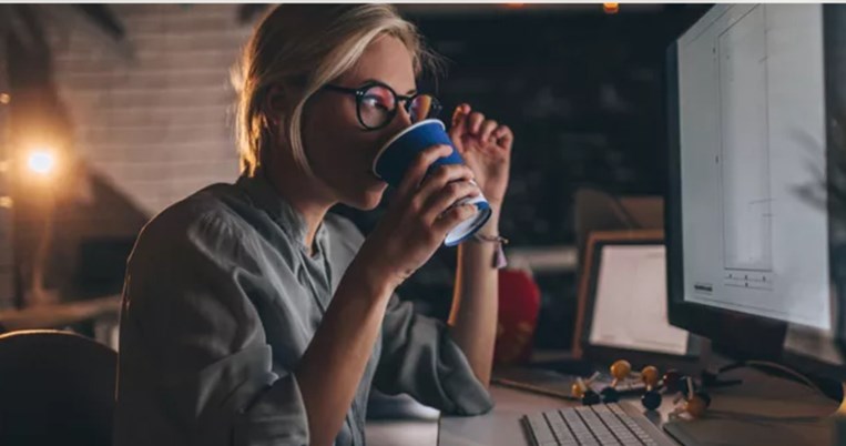 Γιατί πίνω καφέ και νιώθω κουρασμένη αντί να έχω περισσότερη ενέργεια;