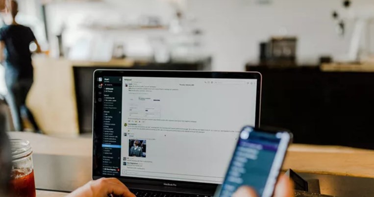 Εθισμένη στο διαδίκτυο και τα social media; Αυτές οι συνήθειες το προδίδουν