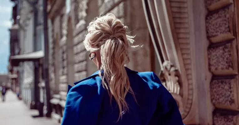 Ένα πανεύκολο τρικ για να αναβαθμίσεις τα χειμωνιάτικα χτενίσματά σου