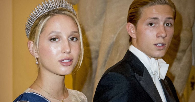 Η Μαρία Ολυμπία Γλίξμπουργκ με ασημί σέξι σορτσάκι στον γάμο της Πάρις Χίλτον