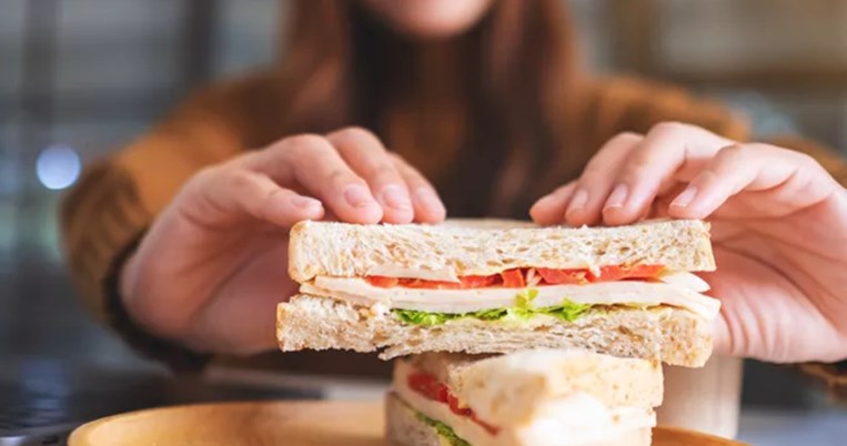 Τι να τρώω στο γραφείο; Οι συμβουλές της διατροφολόγου για να μην πάρεις περιττά κιλά