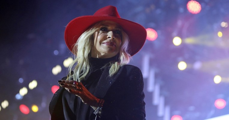 Η Άννα Βίσση ποζάρει με σέξι μπικίνι, απολαμβάνοντας τον ήλιο στο Ντουμπάι