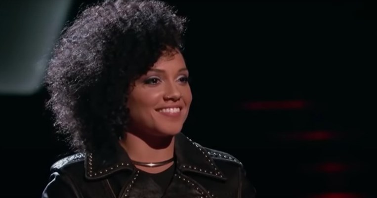 H σοκαριστική στιγμή που η τραγουδίστρια Σοφία Ουρίστα, ουρεί στο πρόσωπο θαυμαστή της