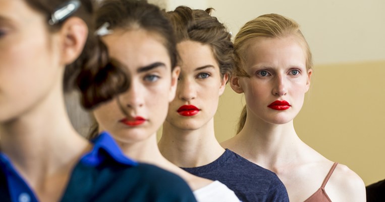 It's Red Lip Season | Το κόκκινο κραγιόν και πώς θα το εφαρμόσεις σωστά για ζουμερά, σαρκώδη χείλη