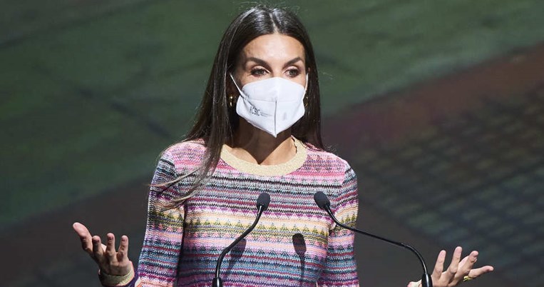 H βασίλισσα Λετίσια εμφανίζεται με τουαλέτα H&M και ενθουσιάζει τον κόσμο της μόδας