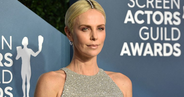 H Σαρλίζ Θερόν με κίτρινο ολόσωμο μαγιό, εντυπωσιάζει στις διακοπές της στο Μεξικό