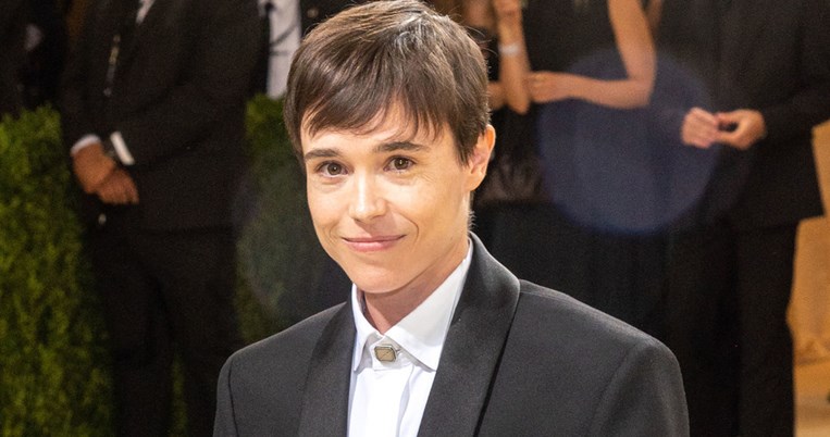 Ο Έλιοτ Πέιτζ ποζάρει ημίγυμνος και λαμβάνει σχόλια λατρείας από τους θαυμαστές του