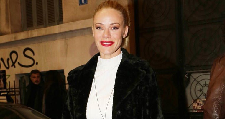 Η μελαχρινή Ζέτα Μακρυπούλια ποζάρει με μαγιό σε ηλικία 17 ετών